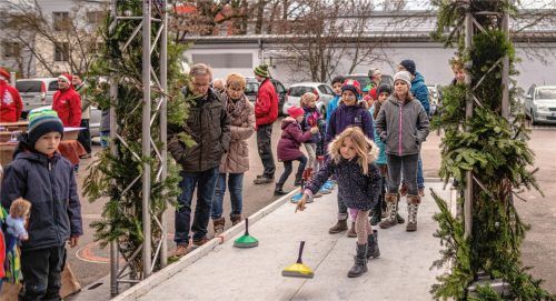 Eine Attraktion des OVB-Weihnachtsmarktes war die Eisstockbahn.