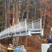Eine Brücke schließt die Lücke