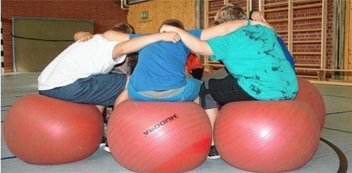 Eine eingeschworene Gemeinschaft: Teilnehmer des „Big Friends“-Programms, die sich einmal pro Woche in der Realschul-Turnhalle und im Jugendtreff Mosaik treffen. Was sie dabei erleben und wie es ihnen damit geht, erzählten sie im Gespräch mit dem Mangfall-Boten. Foto  Lufti-Team