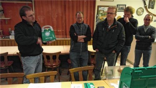 Eine Einweisung in das neue Lebensretter-Gerät gab Manfred Gebert (links) den Lampferdinger Kameraden. Foto stelzer