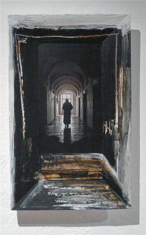 Eine Figur durchschreitet einen düsteren Korridor hin zum Licht: „Kleine Fluchten“ betitelt Helmut Ranftl sein Werk. Foto  Janeczka