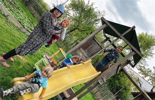Eine gute Unterhalterin, nicht nur auf der Bühne: Maria Peschek mit ihren Enkeln. Foto