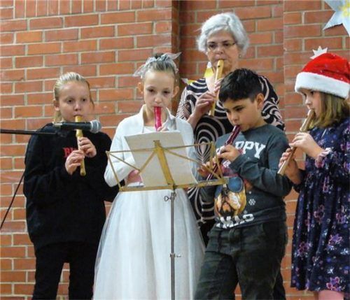 Eine kleine Flötengruppe leitete das Fest an der Graslitzer-Grundschule ein.Foto  Ertelt