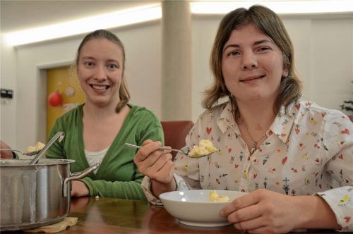 Eine kocht für alle: Christina (links) und Marlies schmeckt das inklusive WG-Leben in Aschau sichtlich. Fotos Simeth