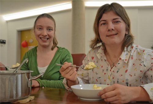 Eine kocht für alle: Christina (links) und Marlies schmeckt das inklusive WG-Leben in Aschau sichtlich. Fotos Simeth