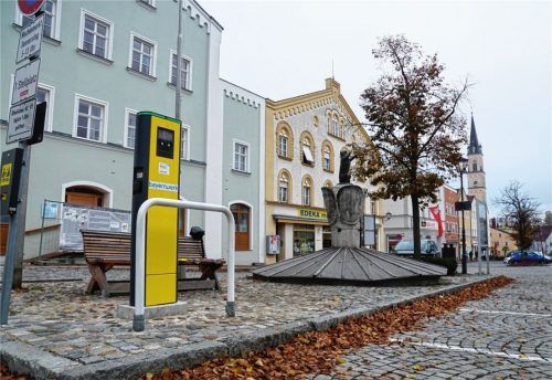 Eine Ladesäule steht bereits auf dem Neumarkter Stadtplatz, und zwar auf Höhe des ehemaligen Rathauses. Eine weitere Ladesäule wäre noch im Süden des Stadtplatzes möglich. Das war‘s dann aber auch schon. Weitere Stationen scheitern an der Kapazität der Stromversorgung in Neumarkts „guter Stube“.Foto Jaensch