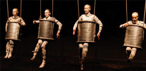 Eine Maschinerie der Gedankenspielerei: „Leonce und Lena“ von Georg Büchner im Theater Wasserburg. Unter anderem mit (von links) Magdalena Müller, Annett Segerer, Amelie Heiler und Regina Alma Semmler.Foto  Flamm