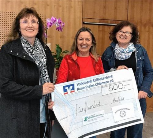 Eine Spende von 500 Euro überbrachten Helga Bierwirth (links) und Irene Oberst (rechts) vom Basarteam an Manuela Damköhler von der „Aktion für das Leben“.Foto  RE