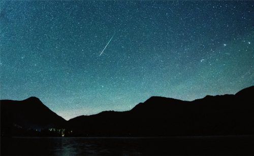 Eine Sternschnuppe über den Bergen: Hat ein derartiges Himmelsschauspiel den Weisen aus dem Morgenland ihren Weg nach Betlehem gedeutet? Foto dpa
