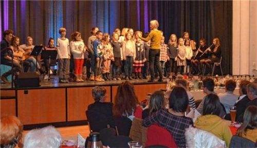 Eine stimmungsvolle Weihnachtsfeier bereitete die Stadtsingschule Kolbermoor der AWO Kolbermoor. Foto  Sedlbauer