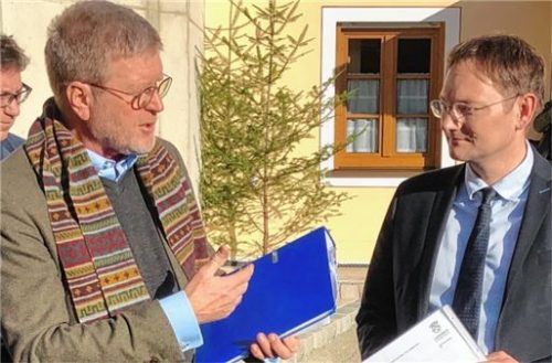 Eine systematische Ermittlung, wer im Landkreis wo und wie vom Autobahn-Lärm gequält wird, übergab CSU-Abgeordneter Marcel Huber (links) Verkehrsminister Hans Reichhart. Foto  re