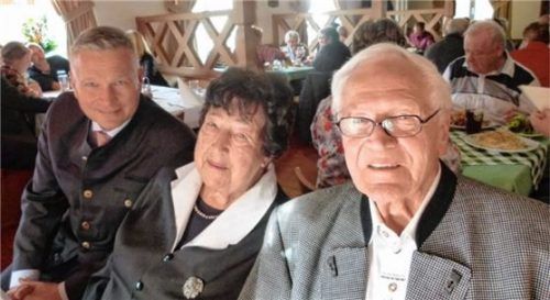 Einen Engel hat Karl Seidl (rechts) in seiner Frau Elisabeth gefunden. Sie sind seit 65 Jahren verheiratet. Bürgermeister Richard Richter gratulierte dem Paar.Foto  Ahrens