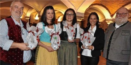 Einen großen Dank sprach Bürgermeister Hans Schaberl (rechts) langjährigen Mitarbeitern aus. Peter Denzler (zehn Jahre Musikschule), Christine Fischhold (15 Jahre Kindergarten Westerham), Julia Wols (zehn Jahre Kindertagesstätte Westerham), Steffi Strasser (zehn Jahre Bauverwaltung), von links, wurden gewürdigt.Foto Merk