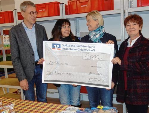 Einen Scheck über 4000 Euro übergaben die Präsidentin des Lions-Club Marquartstein-Achental, Petra Hörterer (Zweite von rechts) und Schatzmeister Roland Netzer an Elke Sommer, Leiterin der Achental-Tafel (Zweite von links) und Zweite Bürgermeisterin Claudia Kraus (rechts).Foto giesen