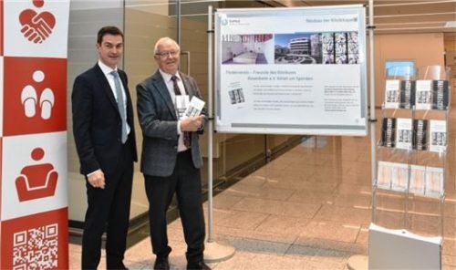 Einen Überblick über den Neubau gibt es in der Sparkasse Rosenheim-Bad Aibling (Hauptstelle). Auf dem Bild zu sehen: Sparkassengebietsdirektor Thomas Dobner (links) und Zweiter Bürgermeister Anton Heindl. Foto Schlecker