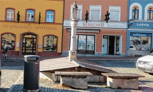 Einer der Punkte, der auch in der Umfrage von Dr. Christian Guse thematisiert wird: die Versetzung des Brunnens, die auch Gegenstand der aktuellen Stadtplatzplanung ist. Bürgermeister Baumgartner sagt dazu: „Die Brunnenversetzung erfolgt wegen der besseren Verkehrssituation (Schleppkurven) für Schwerlastverkehrsfahrzeuge sowie der Berücksichtigung der Sichtbarkeit und Erreichbarkeit der Apotheke.“Foto Jaensch
