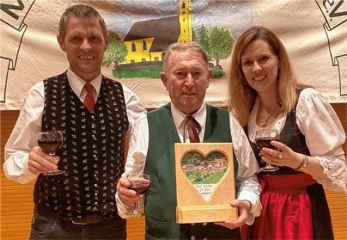 Einmal selbst zu Besuch: Vorsitzender Benno Rummel (Mitte) mit Ferdinand und Gisela, den Wirtsleuten vom „Laggerhof“. Foto re