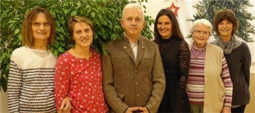 Einrichtungsleiterin Margit Rychly (rechts) zeichnete Brigitte Obermaier, Hildegard Pelzer, Hermann Mangesius, Ulrike Stadler und Frieda Kinzner für ihre langjährige Treue aus. Foto  voggenauer