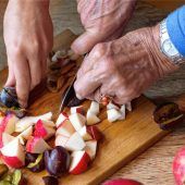 Einander die Hände reichen