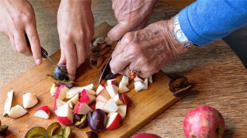 Einsamen, alten Menschen zur Seite stehen –bei Anträgen helfen, spazieren gehen oder gemeinsam Kochen: Das soll mit dem Projekt „Helfende Hände“ der Nachbarschaftshilfe Kolbermoor realisiert werden. Foto dpa