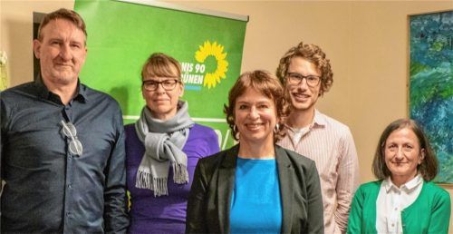 Einstimmig machte der Kreisverband Bündnis 90/Die Grünen den Weg für die Gründung eines Unterwössner Ortsverbandes frei. Im Bild sind Schriftführer Bernd Katzbichler, Beisitzerin Professorin Eva Leitolf, MdL Gisela Sengl, Vorsitzender Dr. Stefan Colling und Kreisverbandssprecherin Helga Mandl (von links). Foto Flug