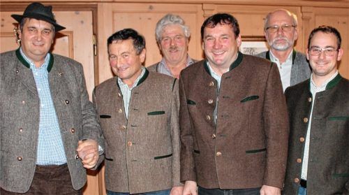 Einstimmig wiedergewählt wurden Bezirksalmbauer Wolfgang Bauer (Zweiter von links) und sein Stellvertreter Hans Kolb (Dritter von rechts). Sepp Glatz (links), Vorsitzender des Almwirtschaftlichen Vereins Oberbayern, und sein Stellvertreter Jakob Müller (Dritter von Links), Geschäftsführer Hans Stöckl (Zweiter von rechts) und Almfachberater Christian Tegethoff (rechts) gratulieren. Foto  Strim