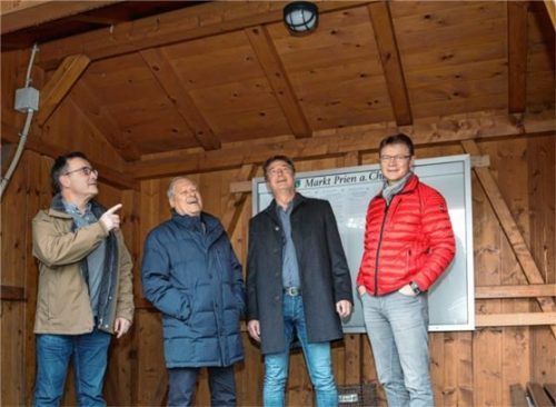 Elektromeister Florian Rauch, Zweiter Bürgermeister Hans-Jürgen Schuster, der Vorsitzende des Fördervereins Atzing Peter Böttinger und Bürgermeister Jürgen Seifert überzeugten sich von der neuen Beleuchtung des Atzinger Schulbus-Wartehäuschens (von links).Foto berger