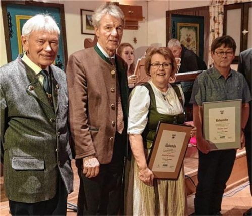 Emil Mathe ehrte zusammen mit Bürgermeister Felix Schwaller die langjährige Jugendleiterin Elisabeth Krämer und Thomas Apel (von links).