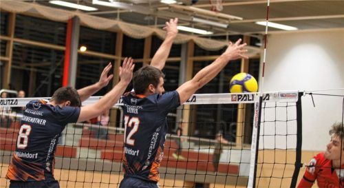 Er kam, sah und blockte: Fabian Liemer (Nummer 12) ging hoch motiviert in die Partie, hatte großen Anteil daran, dass die Mühldorfer die Zirndorfer im zweiten Satz fast deklassierten. Am Ende jedoch jubelte trotzdem Zirndorf.Foto Enzinger