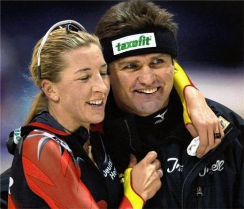Erfolgsduo: Anni Friesinger und Markus Eicher, hier nach einem Weltcup-Erfolg im Jahr 2003.Foto dpa