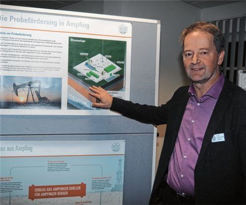 Ernst Burgschwaiger deutet auf die schematische Darstellung einer Testförderanlage, wie sie in Schicking zum Einsatz kommen soll.Foto Bartschies