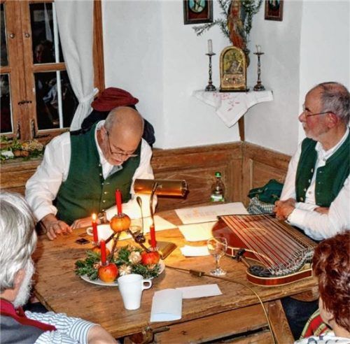 Ernst Reiter (Mitte) las die Geschichte von Ludwig Thoma im Dialekt vor. Peter Maier (rechts) spielte dazwischen auf seiner Zither.Foto  Hötzelsperger