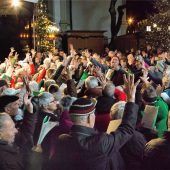 100-köpfiger Chor singt mit Inbrunst