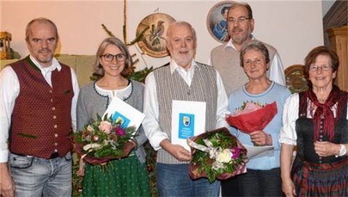 Erster Vorsitzender Markus Mädler neben den Vereinsmitgliedern Christine Roßmy, Herbert Ramoser, Emmeram Aiblinger, Resi Hartl und der Zweiten Vorsitzenden Annemarie Ramoser (von links).Foto ammelburger