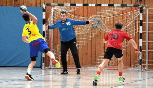 Erstmals so richtig treffsicher: Die Waldkraiburger Handballer lieferten sich gegen Altötting einen packenden Kampf. Foto  hk