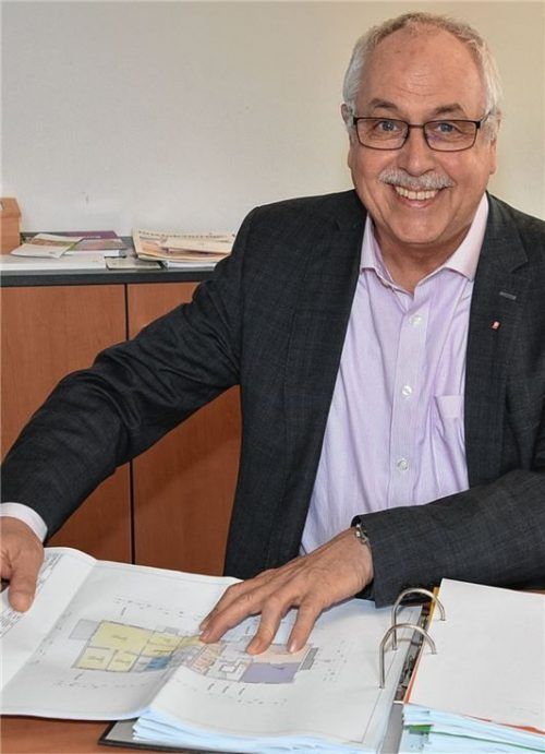 Erwin Lehmann, Kreisgeschäftsführer des Caritas-Zentrums Rosenheim, mit den Plänen. Er freut sich über die Genehmigungen. Fotos Berger/Schlecker