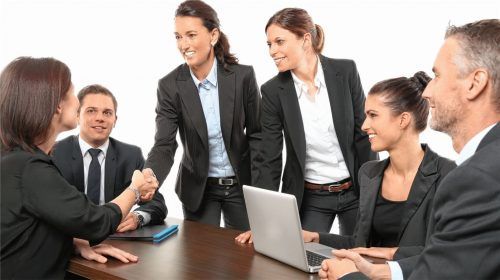 Fachkräfte gewinnen, Mitarbeiter binden und die Mitarbeiterzufriedenheit steigern: Damit das gelingt, müssen Arbeitgeber erst einmal herausfinden, was Fachkräften besonders wichtig ist.