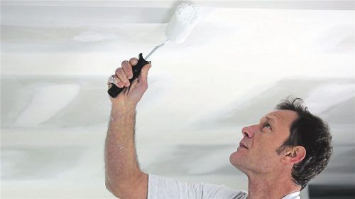 Fachleute erkennen die Gefahr: Wenn bei der Renovierung verdächtige Flecken auftauchen, sollte man niemals einfach drüberstreichen.Foto dpa/Heimken