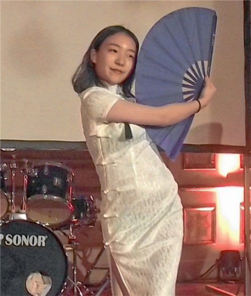 Fächertanz aus China und die multinationale Schulband sorgten für die Unterhaltung beim „International Weekend“. Fotos Riedl