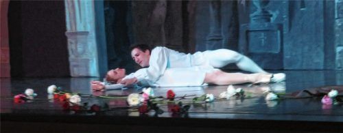 Fast das Ende eine beeindruckenden Theaterabends: Romeo trauert um die vermeintlich tote Julia.Foto Rath