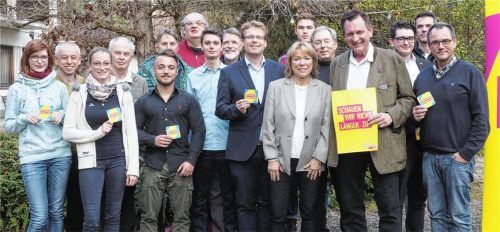 FDP-Landratskandidat Walter Pakulat (Vierter von rechts) mit einem Teil der Bewerber für den Kreistag. Foto re
