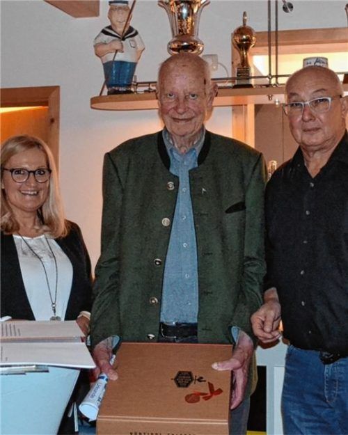 Feierten das 60-jährige Bestehen des Segelclubs: (von links) SRS-Gesellschaftswart Christa Reile, Gerhard Niessen und Vorsitzender Hans Reile.Foto ni