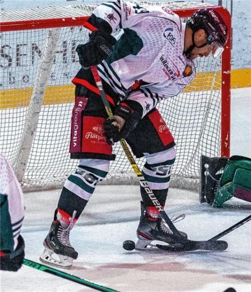 Felix Linden, der den ersten Rosenheimer Treffer erzielte, versucht einen weiteren Gegentreffer zu verhindern.