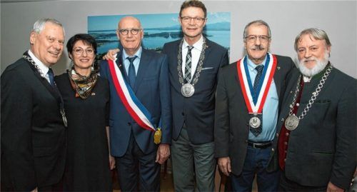 Festabend mit fünf Amtsketten (von links): Hans Jürgen Schuster, Florence Bellou (Landrätin), Claude Fita (Graulhet Bürgermeister), Priens Bürgermeister Jürgen Seifert, Guy Peyre (Zweiter Bürgermeister), Alfred Schelhas.Foto  Berger