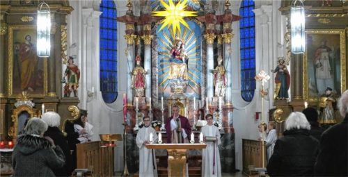 Festlich erleuchtet ist die Kirche St. Martin in Happing beim Adventsgottesdienst des Katholischen Akademikerzirkels Rosenheim.Foto  Janka