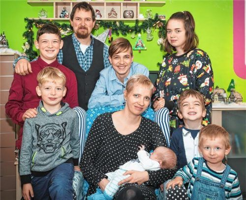 Festliches Familienfoto:  Familie Zimmermann/Hartmann aus Soyen, bestehend aus (hinten von links) Felix, Papa Andre, Florian, Julia, (vorne von links) Fabian, Mama Heidi mit Baby Theo, Paul und Erik.Foto Cater