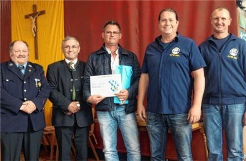Feuerwehrvorstand Peter Ottenloher (Wirt), Bürgermeister Michael Hausperger, Firmenchef Franz Greimel, Zweiter Kommandant Helmut Maier und Kommandant Klaus Riegelsperger (von links).Foto Maier
