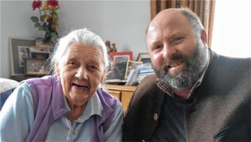 Fit geblieben: Die Jubilarin Josepha Töpfer und Bürgermeister Josef Loferer. Foto Wunderlich