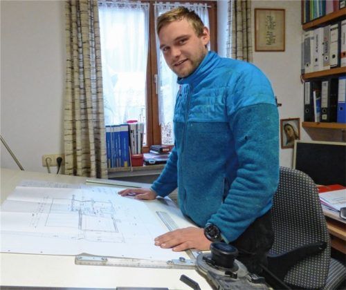 Florian Zeilmann am Planungstisch, der zum Arbeitsumfeld seiner Aufgabe als Bautechniker gehört. Foto  RE