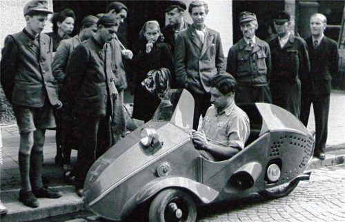 Flugzeugbau-Ingenieur Fritz Fend im Flitzer. Das Bild entstand im Jahr 1949. Foto Quelle Stadtarchiv Rosenheim